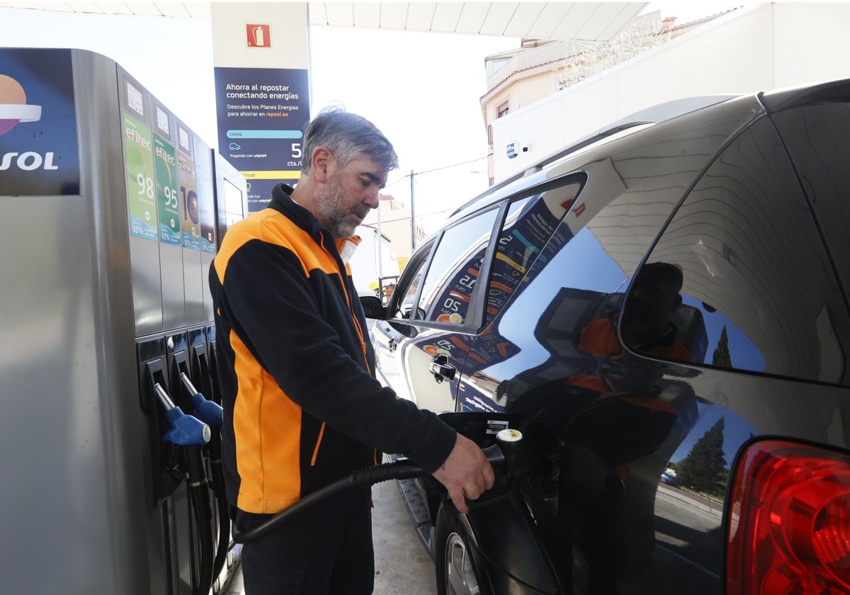 Repostaje en una estación de servicio salmantina.