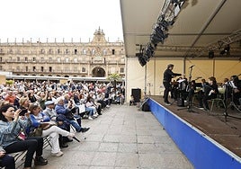 Concierto ofrecido en la mañana de este domingo en la Plaza Mayor con motivo del final de la 42ª edición de la Feria del Libro.
