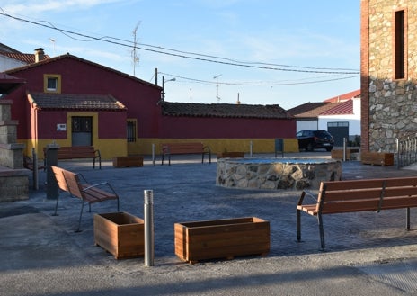 Imagen secundaria 1 - Encinas de Arriba completa la renovación de la imagen de la plaza de la Iglesia