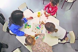 Jóvenes ucranianos realizan juegos de aprendizaje en un colegio.