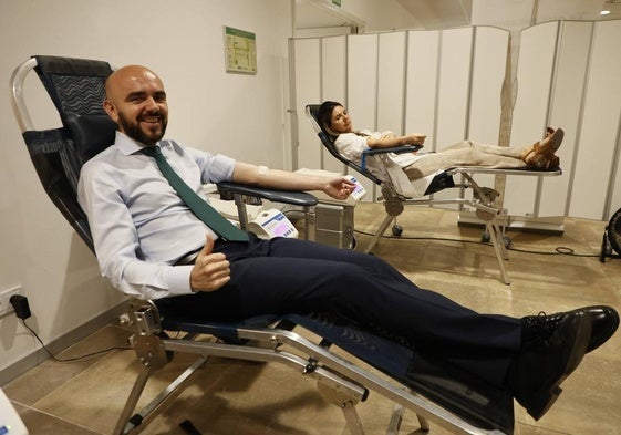 Ángel Muñoz y Amparo López donando sangre en el maratón.