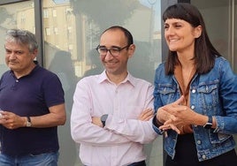 David Serrada, María González y Carmen Ávila en la entrada de la Casa del Pueblo de Peñaranda.