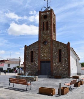 Imagen secundaria 2 - Encinas de Arriba completa la renovación de la imagen de la plaza de la Iglesia