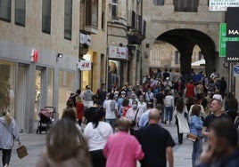 Gente pasea por la calle Toro de Salamanca.