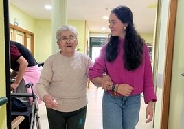 Una joven del instituto acompaña a una residente durante los encuentros para las actividades.