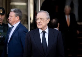 El presidente ejecutivo del Grupo ACS, Florentino Pérez, a su llegada para ser recibido por la presidenta de la Comunidad de Madrid, Isabel Díaz Ayuso, junto al equipo, directiva y cuerpo técnico del Real Madrid, en la Real Casa de Correos.