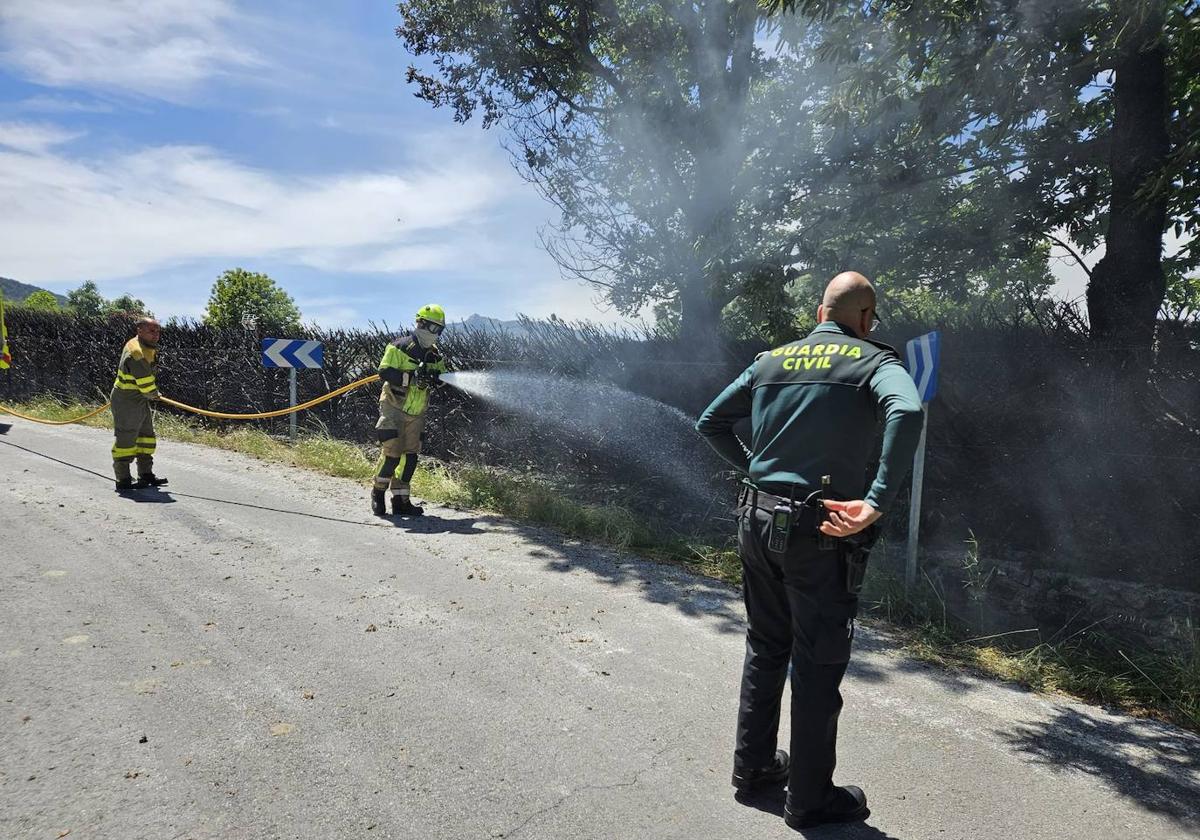 Agentes de la Guardia Civil sofocando el fuego.