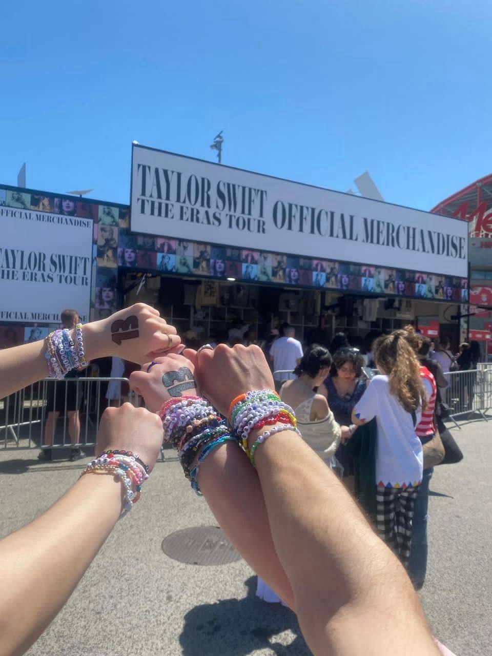 Imagen de las pulseras que llevaron Ainhoa y David al concierto de Taylor Swift.