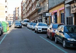 Coches en la zona ORA de Van Dyck donde se ubicará la Zona de Interés Gastronómico