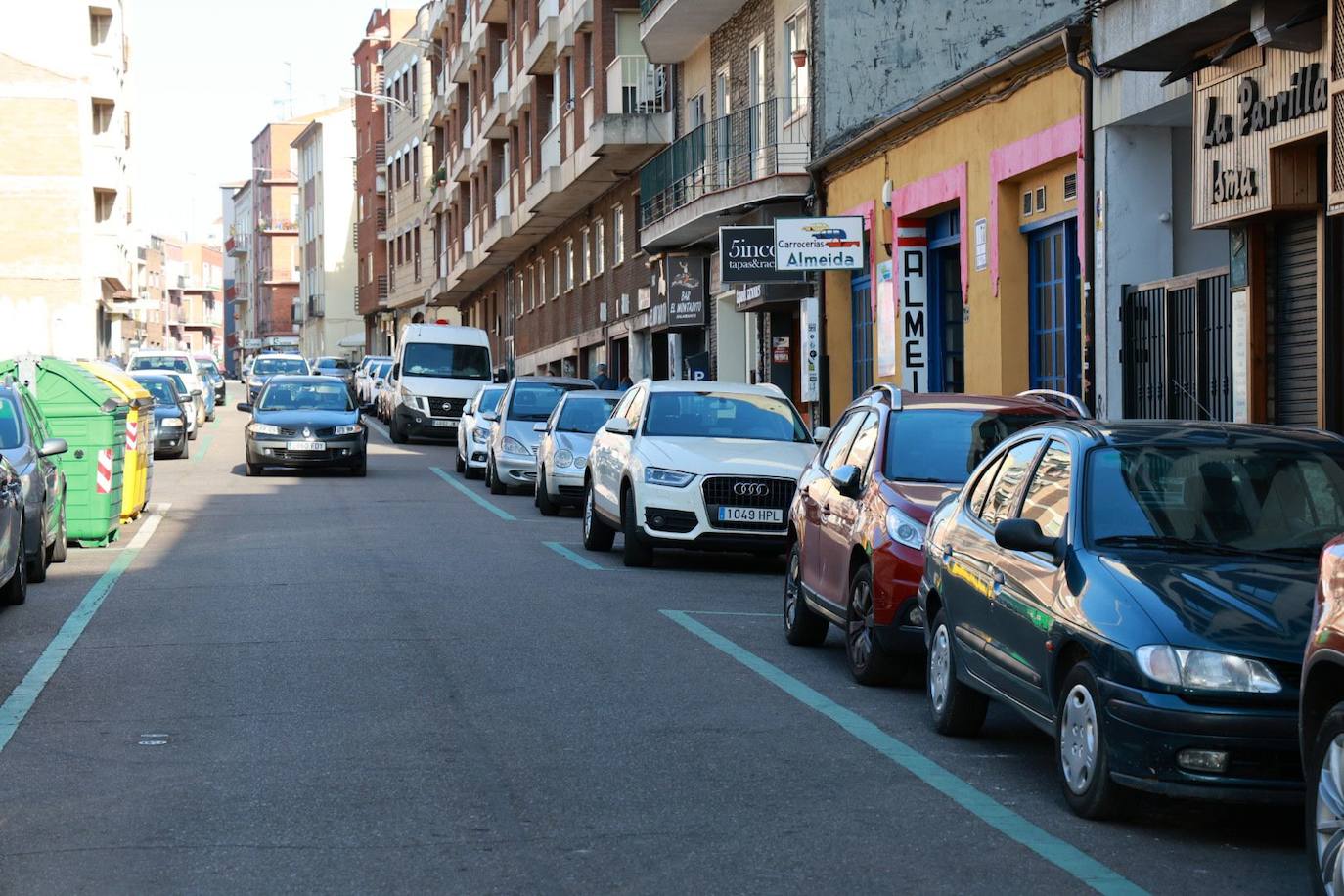 Coches en la zona ORA de Van Dyck donde se ubicará la Zona de Interés Gastronómico