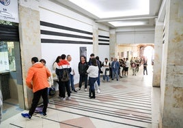 Colas en la Boutique para comprar las entradas del Tordesillas-Salamanca UDS de la liga regular.