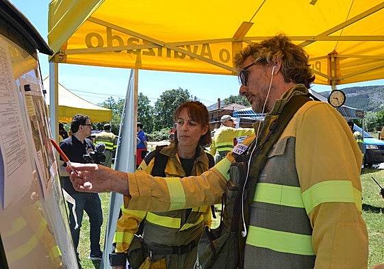 Brigadistas organizan las zonas de trabajo del simulacro.