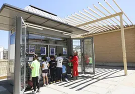 Kiosco convertido en espacio cultural en el colegio Meléndez Valdés.