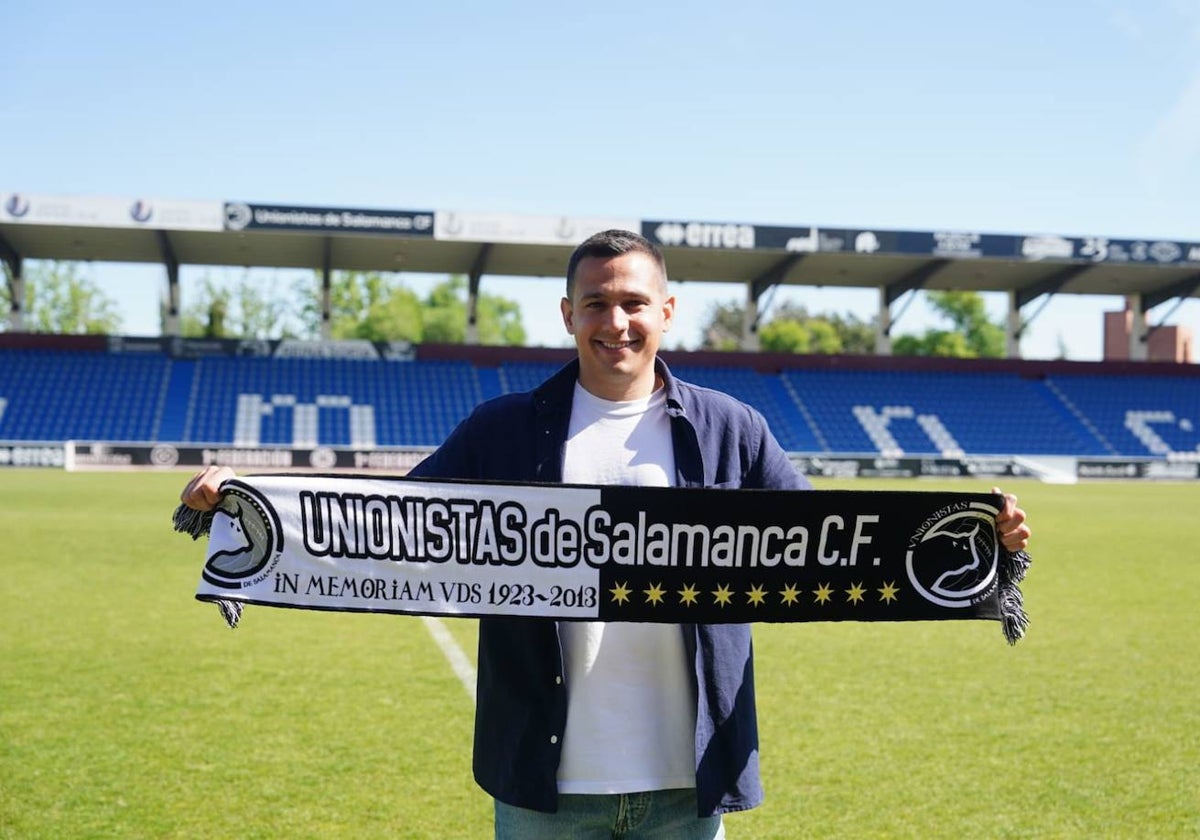 Dani Llácer posando con la bufanda de Unionistas sobre el césped del Reina Sofía.