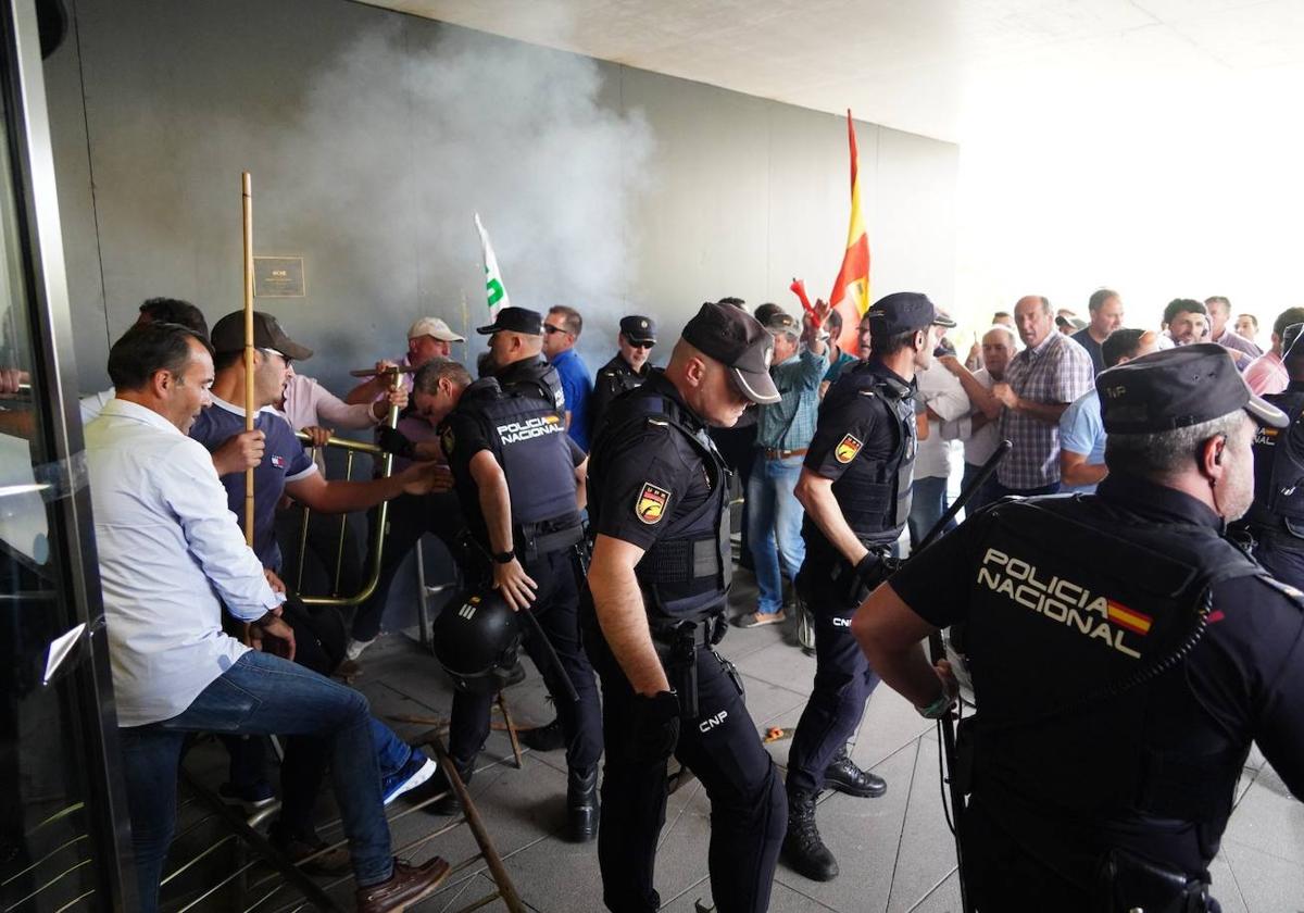 Imagen de la protesta de los ganaderos en la sede de la Junta en Salamanca.