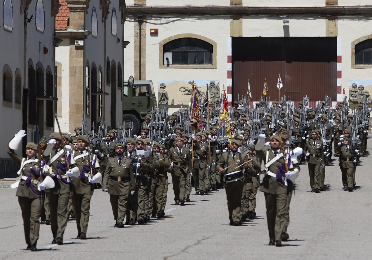 Un recuerdo en el día de San Fernando a los que «sirven más allá de estas fronteras»