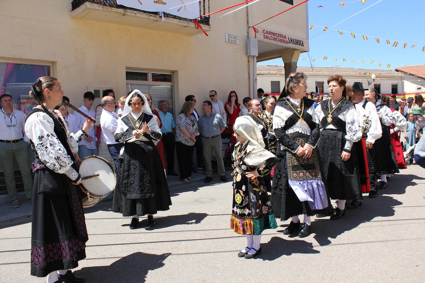 Regocijo y bendiciones múltiples en el Corpus de La Fuente de San Esteban