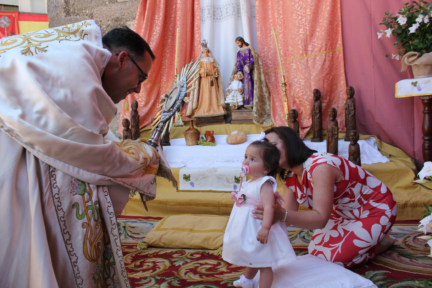 Regocijo y bendiciones múltiples en el Corpus de La Fuente de San Esteban