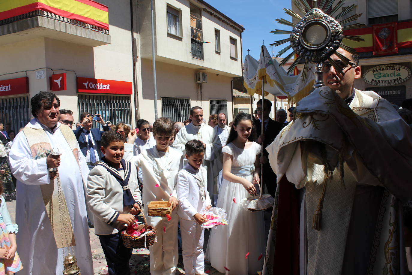 Regocijo y bendiciones múltiples en el Corpus de La Fuente de San Esteban