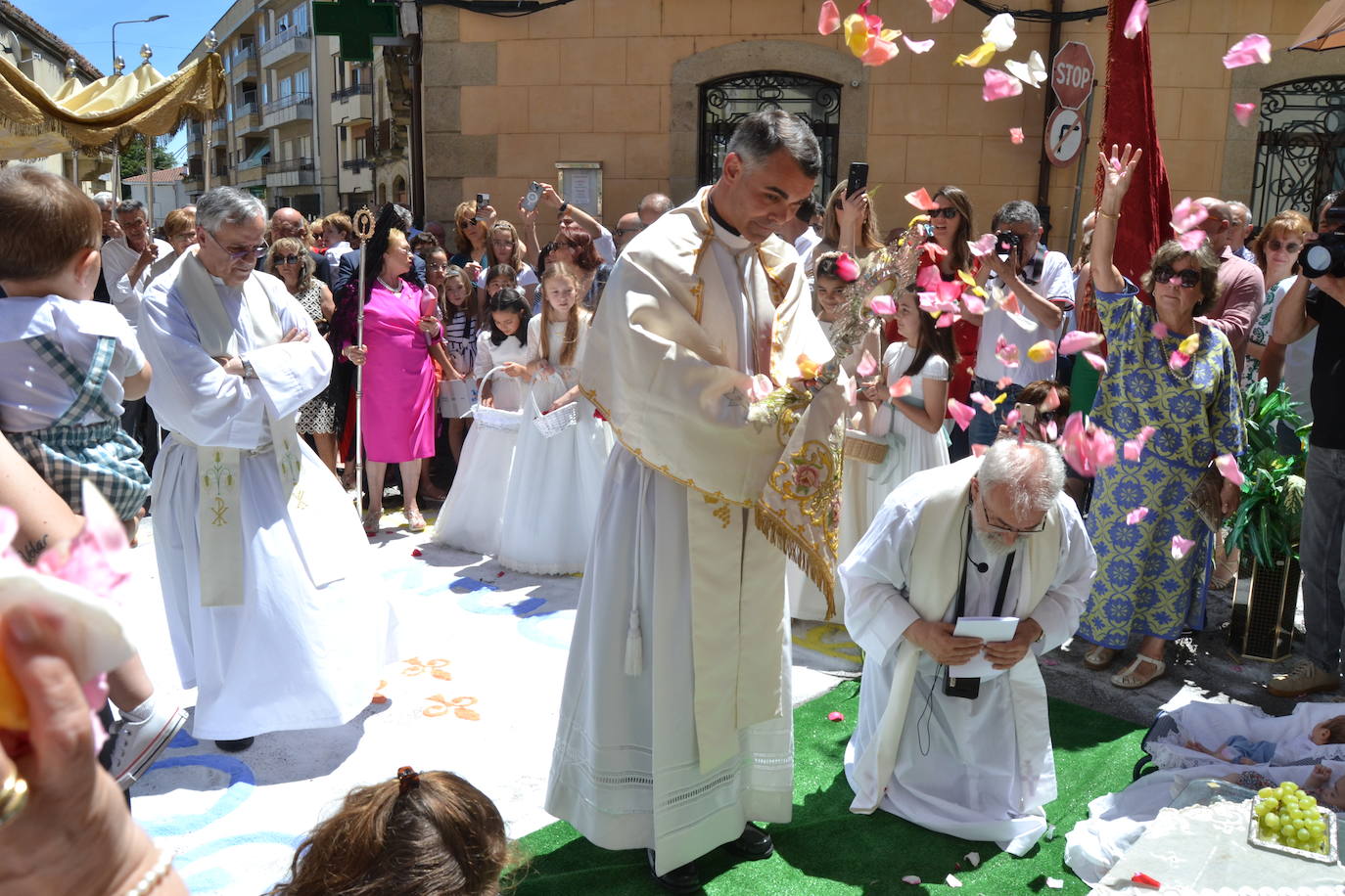 Vitigudino y el fervor del Corpus desfilan por las calles