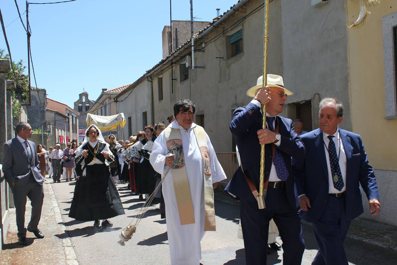 Regocijo y bendiciones múltiples en el Corpus de La Fuente de San Esteban