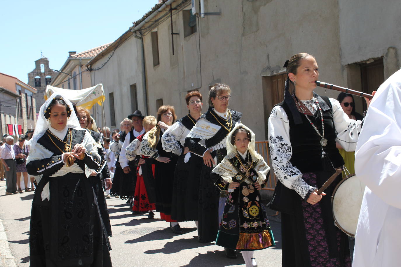 Regocijo y bendiciones múltiples en el Corpus de La Fuente de San Esteban