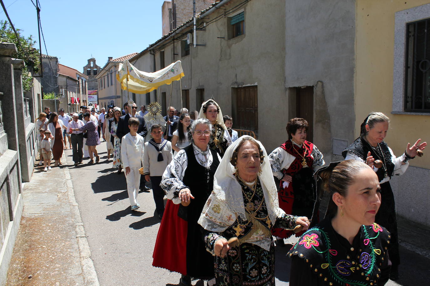 Regocijo y bendiciones múltiples en el Corpus de La Fuente de San Esteban