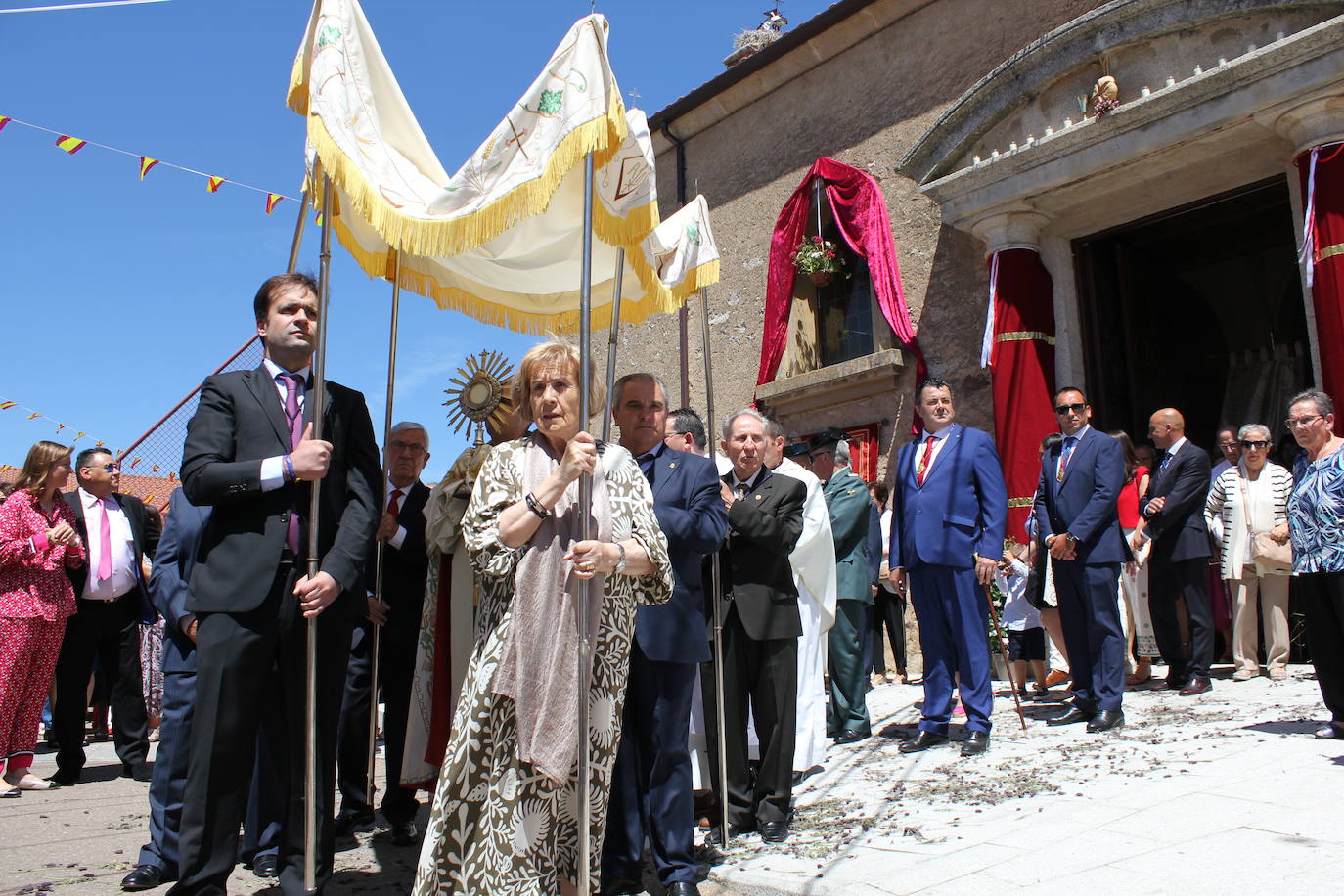 Regocijo y bendiciones múltiples en el Corpus de La Fuente de San Esteban