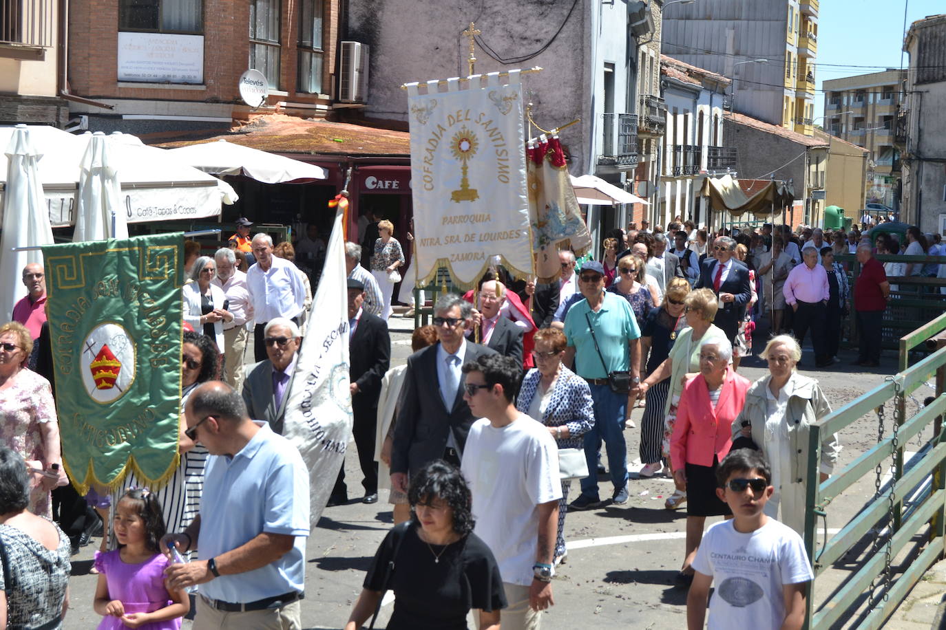 Vitigudino y el fervor del Corpus desfilan por las calles