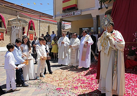Llegada de la procesión al último de los altares, en la plaza