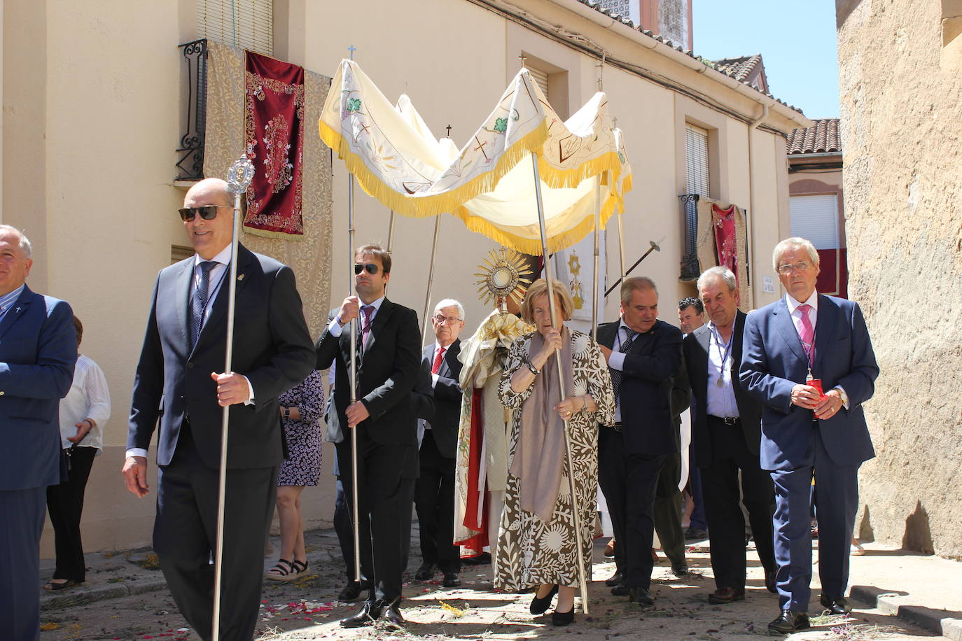 Regocijo y bendiciones múltiples en el Corpus de La Fuente de San Esteban