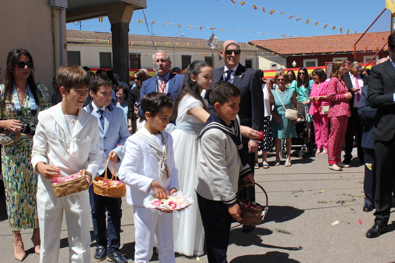 Regocijo y bendiciones múltiples en el Corpus de La Fuente de San Esteban