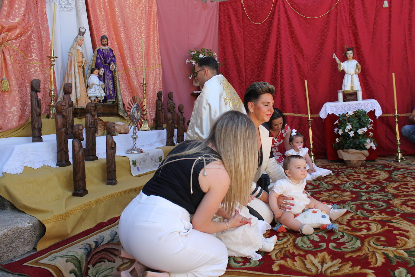 Regocijo y bendiciones múltiples en el Corpus de La Fuente de San Esteban