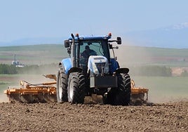Un agricultor de la comarca de Peñaranda realiza labores en una parcela.