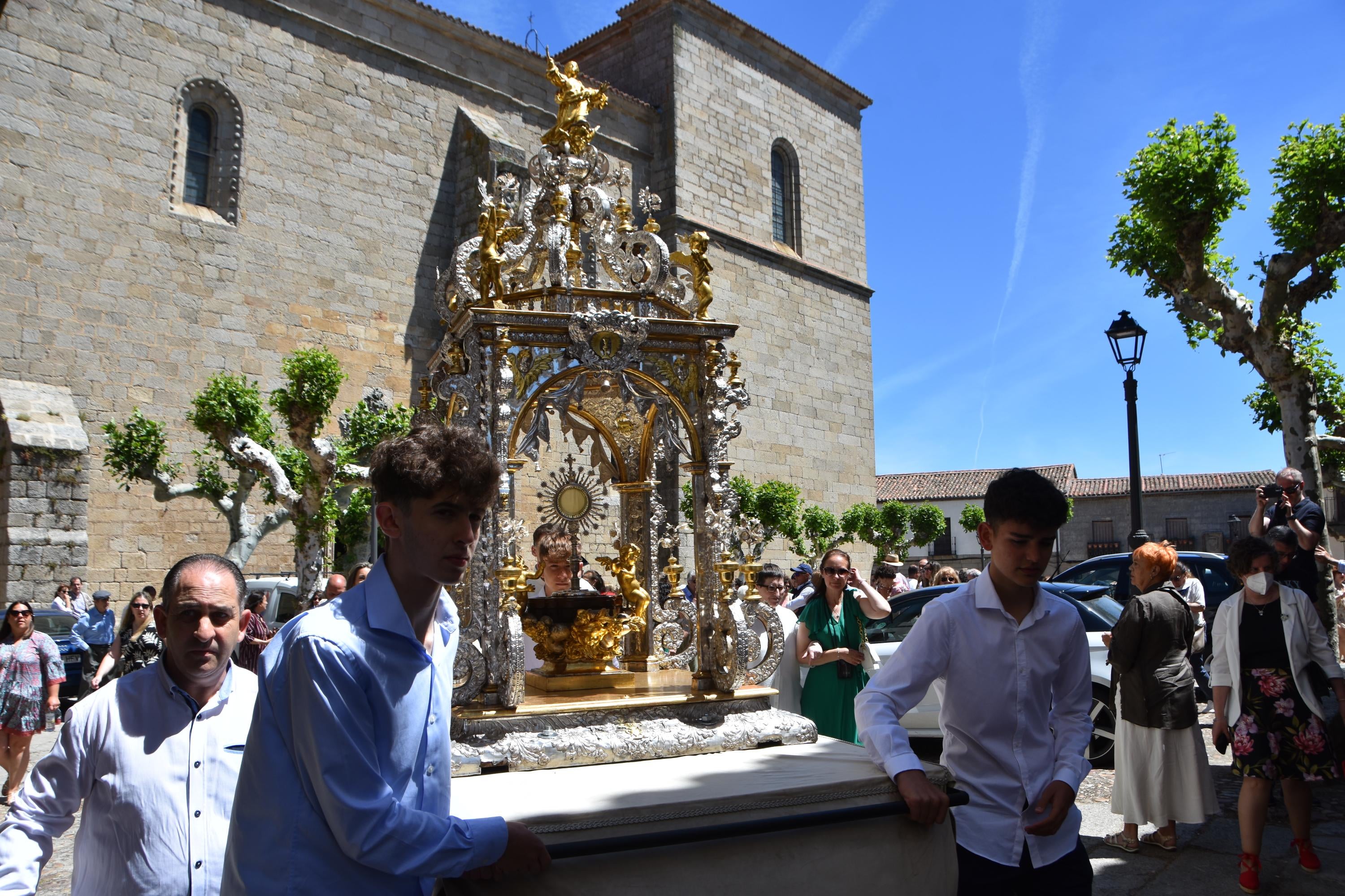 Mantones y pétalos engalanan la villa ledesmina