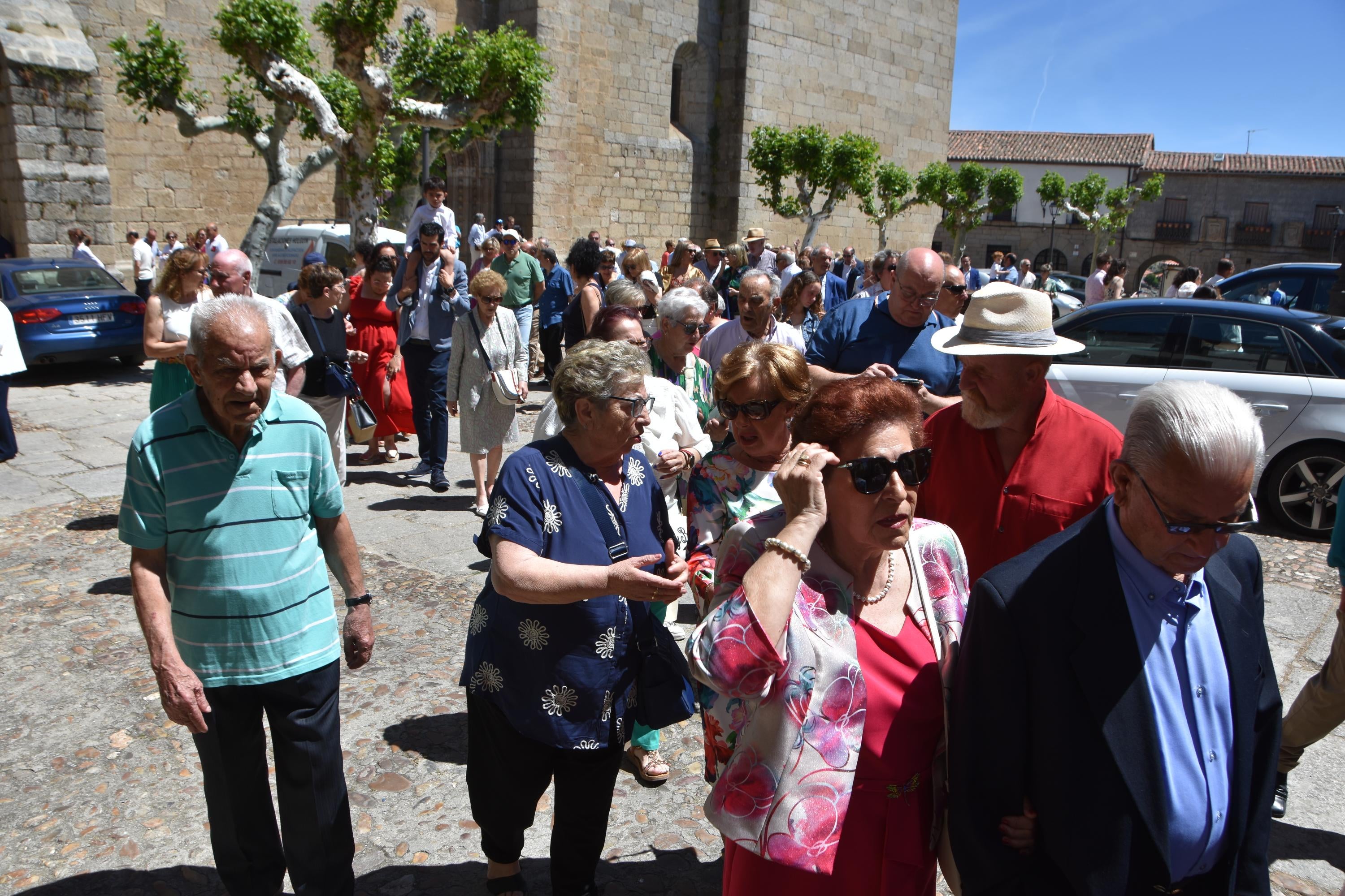 Mantones y pétalos engalanan la villa ledesmina