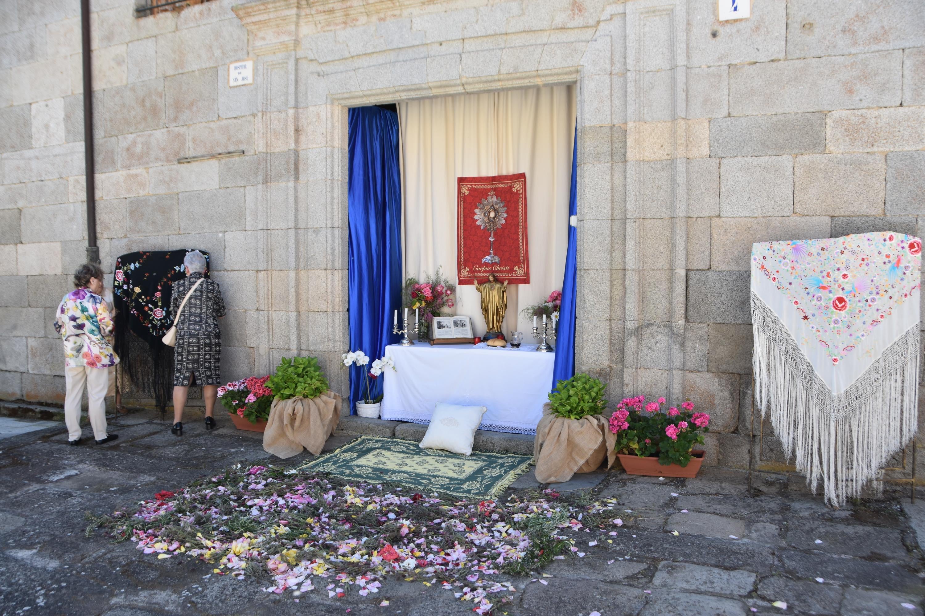 Mantones y pétalos engalanan la villa ledesmina