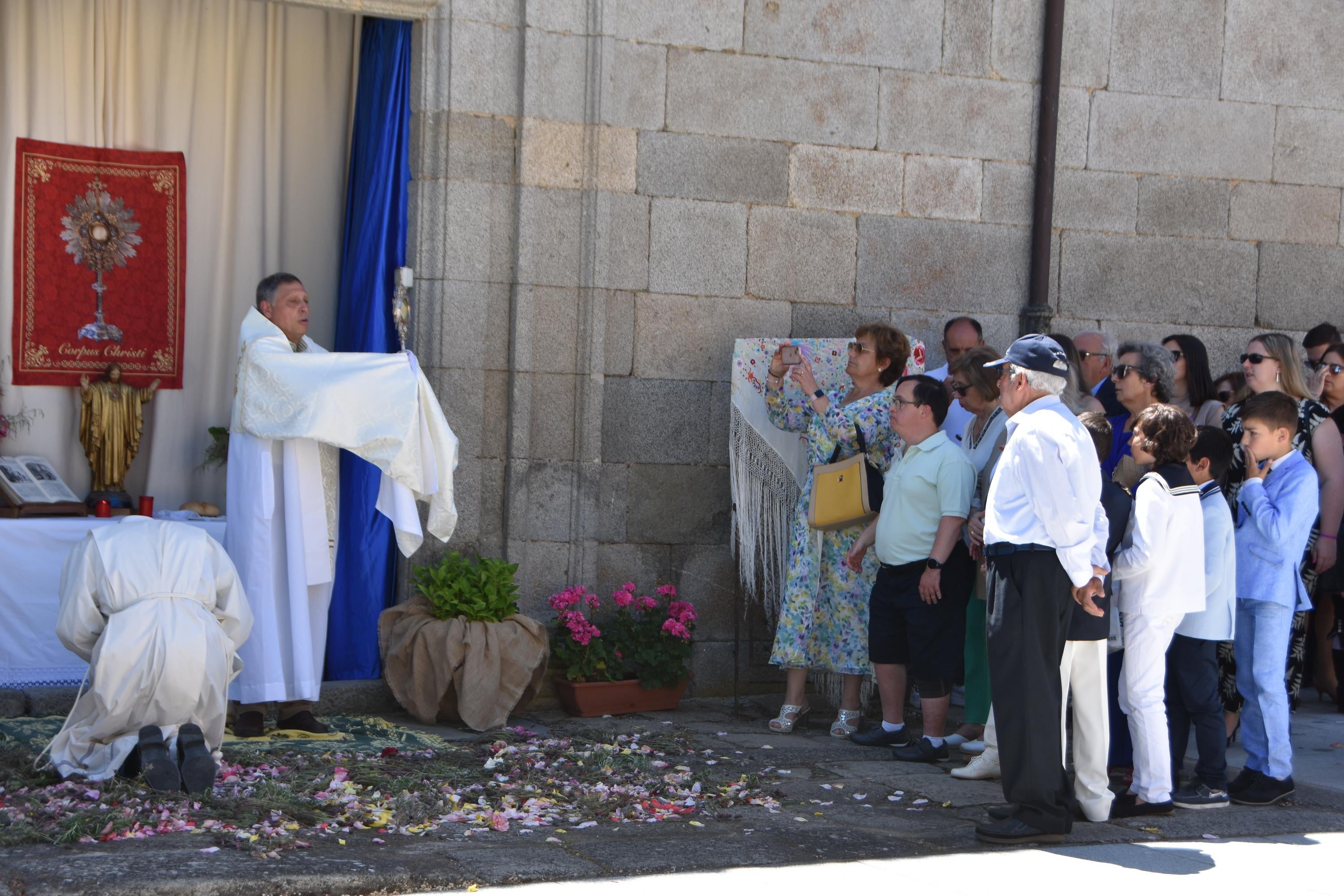 Mantones y pétalos engalanan la villa ledesmina