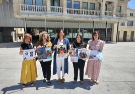 Las responsables de centro cultural y biblioteca han presentado la programación de junio en la Plaza Mayor.