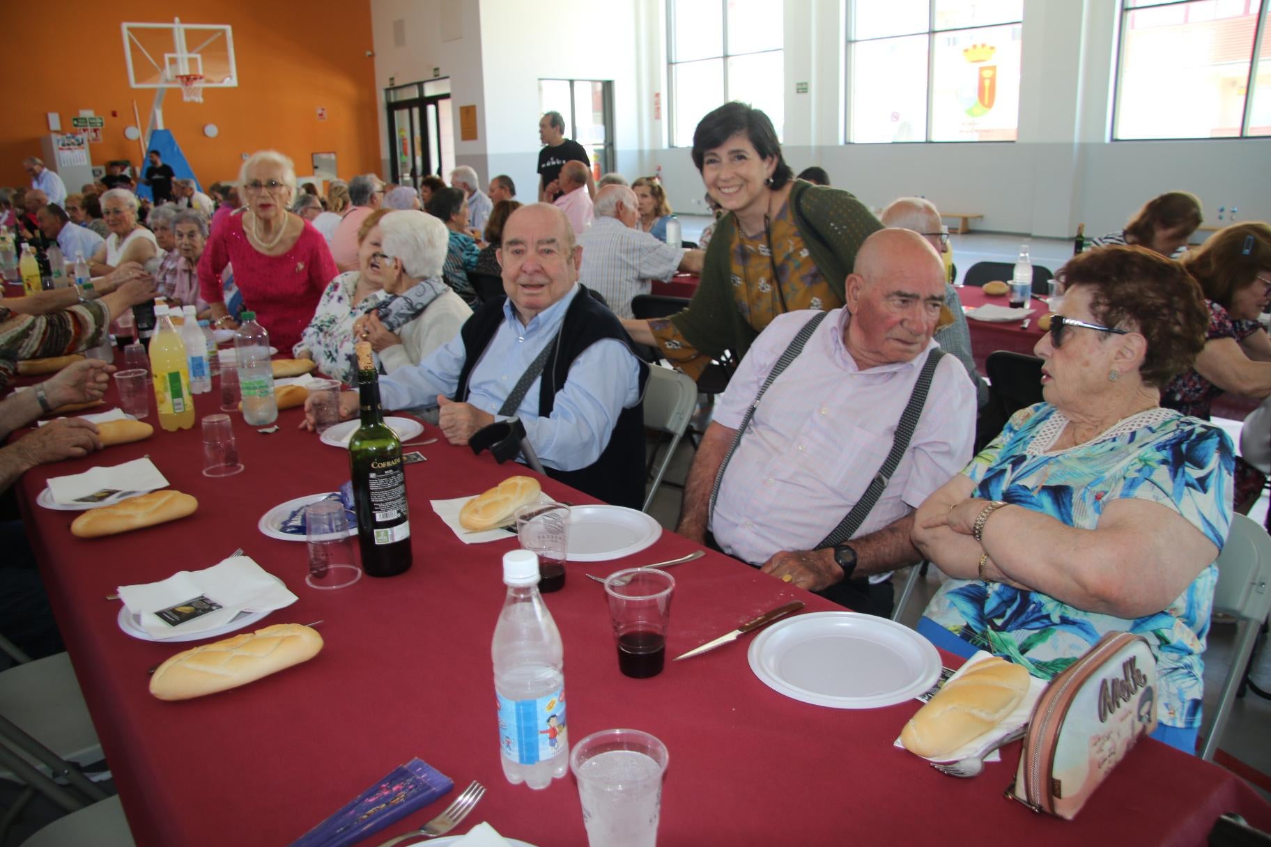 Homenaje y comida de hermandad con los mayores en Villares de la Reina