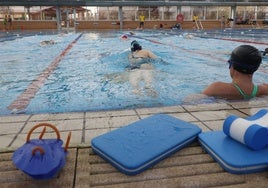 Bañistas en las instalaciones de las piscinas del barrio Garrido.