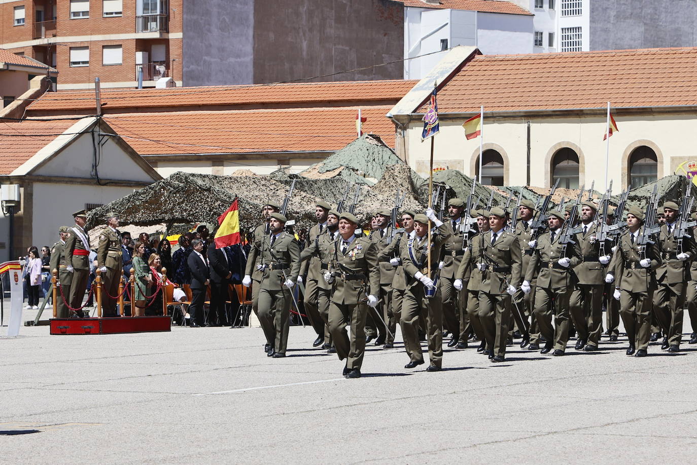 Un recuerdo en el día de San Fernando a los que «sirven más allá de estas fronteras»