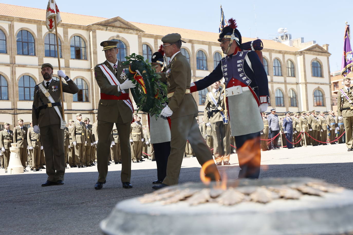 Un recuerdo en el día de San Fernando a los que «sirven más allá de estas fronteras»