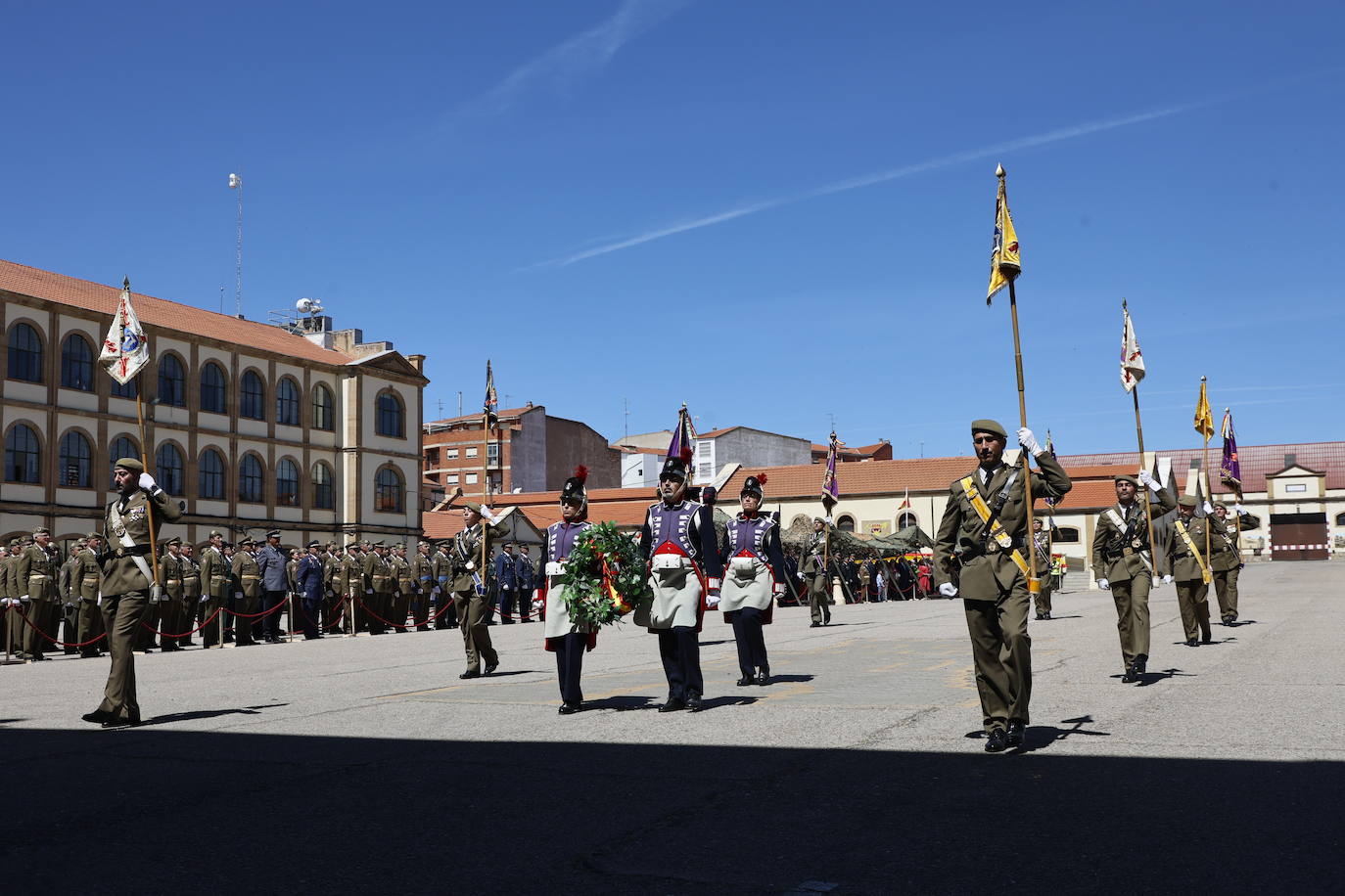 Un recuerdo en el día de San Fernando a los que «sirven más allá de estas fronteras»