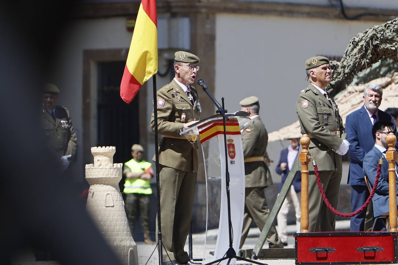 Un recuerdo en el día de San Fernando a los que «sirven más allá de estas fronteras»