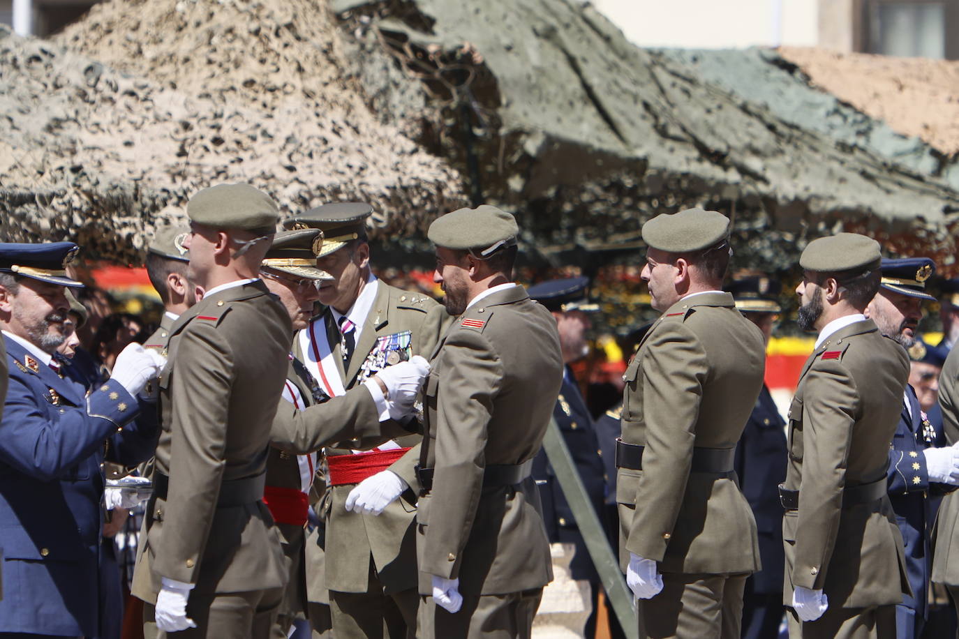 Un recuerdo en el día de San Fernando a los que «sirven más allá de estas fronteras»