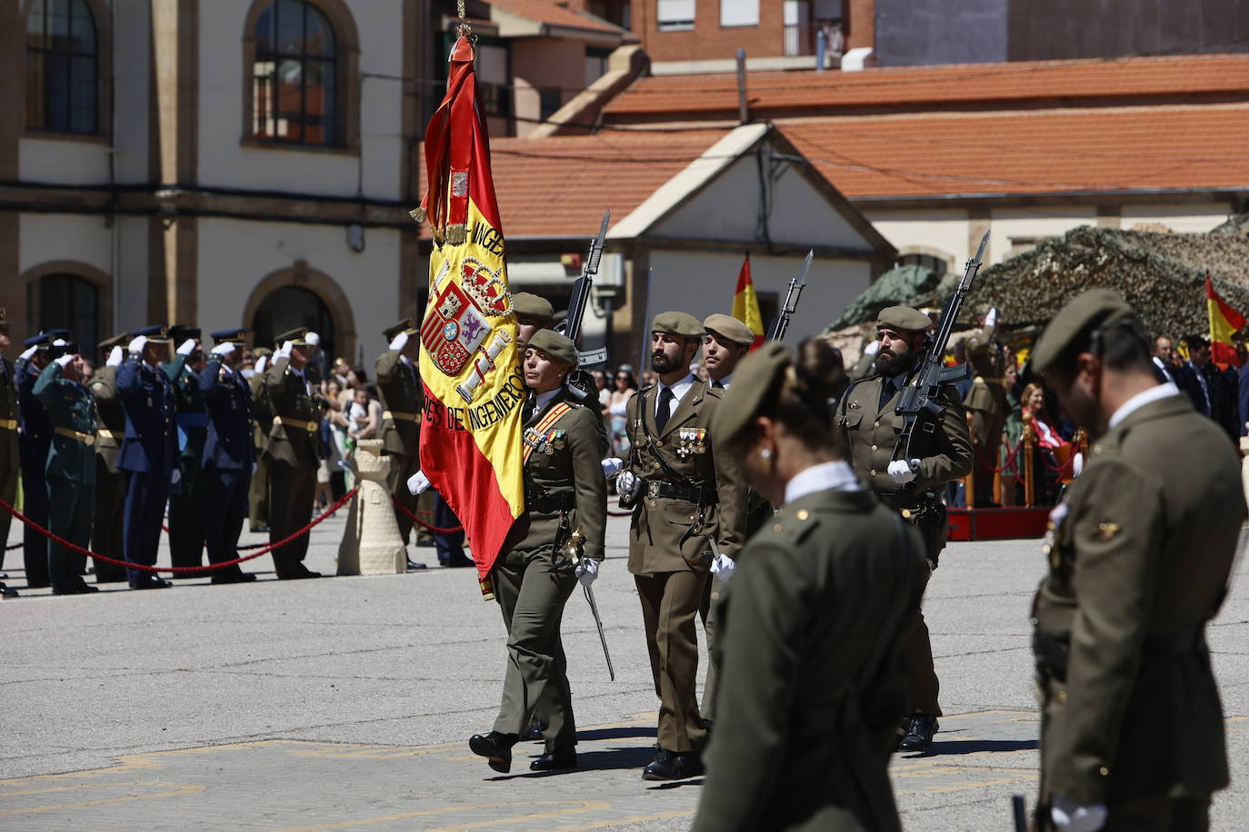 Un recuerdo en el día de San Fernando a los que «sirven más allá de estas fronteras»