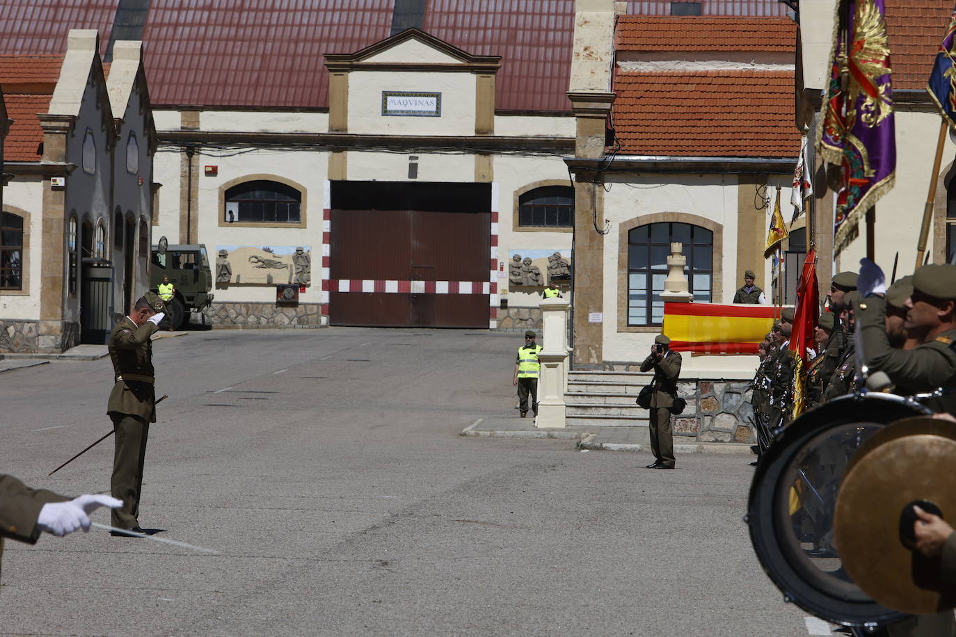 Un recuerdo en el día de San Fernando a los que «sirven más allá de estas fronteras»