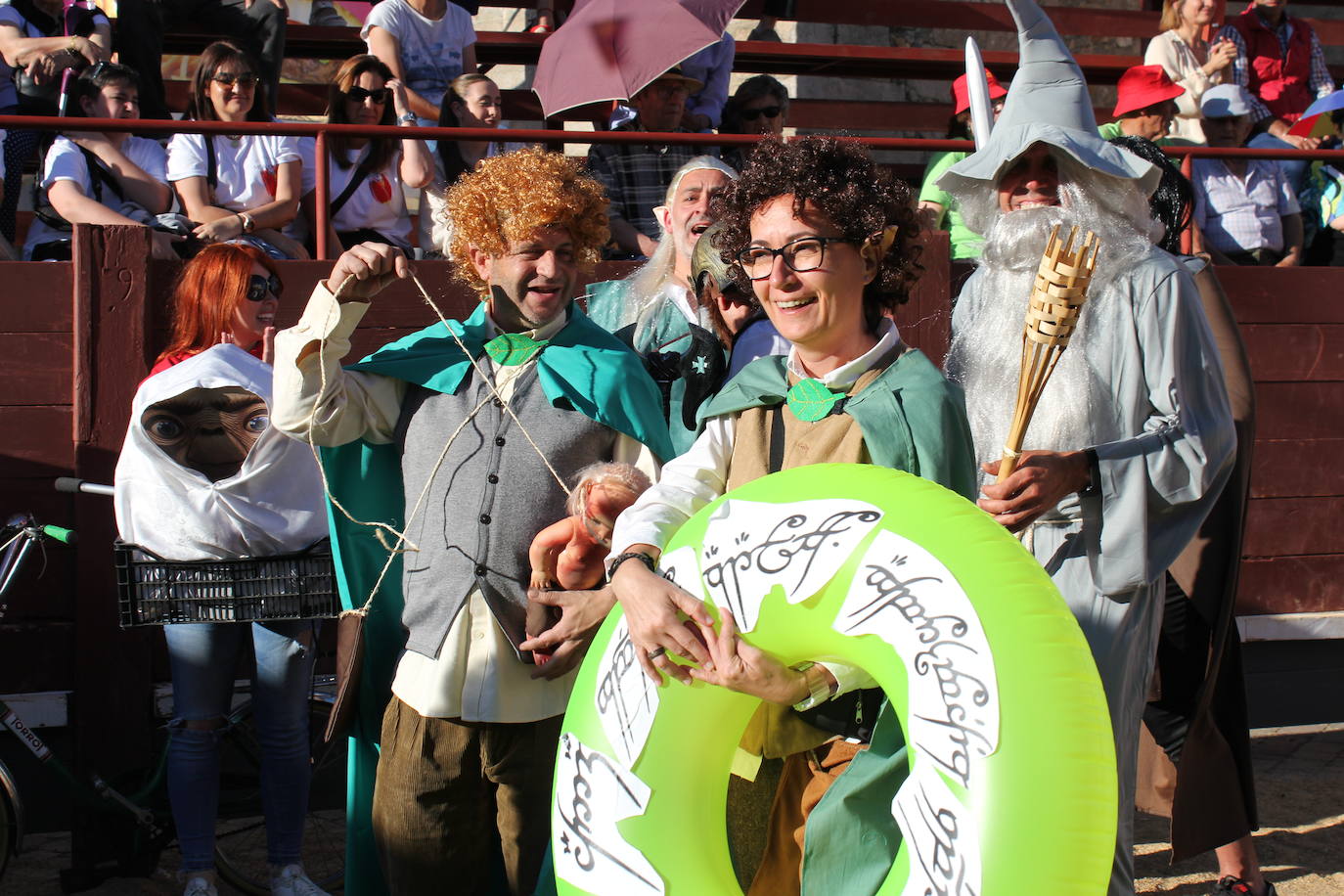 El multitudinario desfile de disfraces en la Fuente de San Esteban, en imágenes