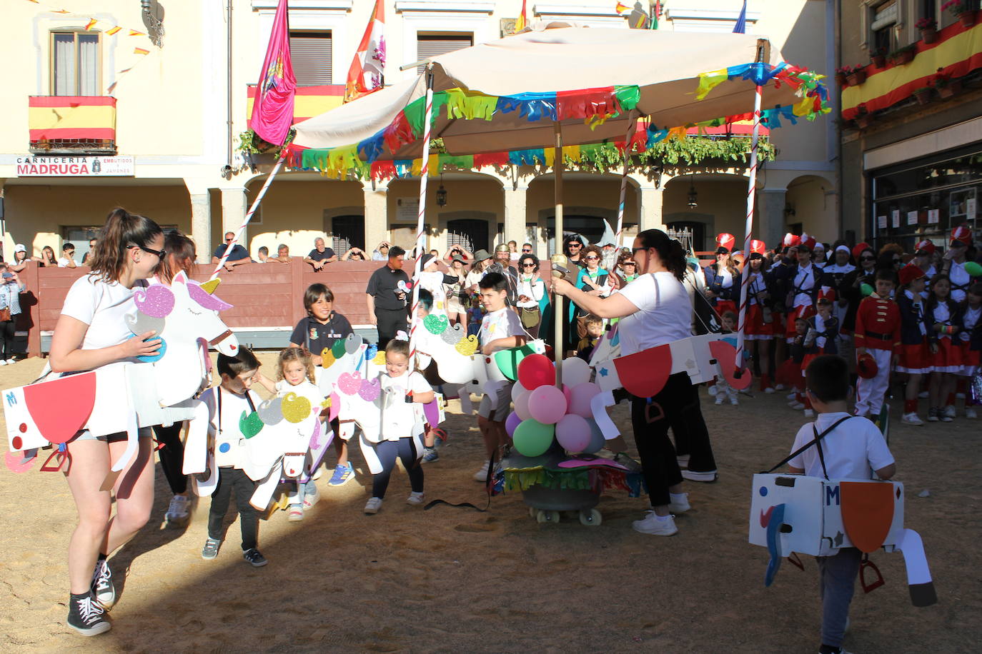 El multitudinario desfile de disfraces en la Fuente de San Esteban, en imágenes